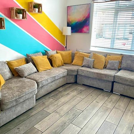Massive New 8 Bedroom House Sleeps Up To 21 - Accepts Groups - Great Location - Free Parking - Fast Wifi - Smart Tvs - Sleeps Up To 21 People - Close To Bournemouth & Poole Town Centre & Sandbanks Exteriör bild