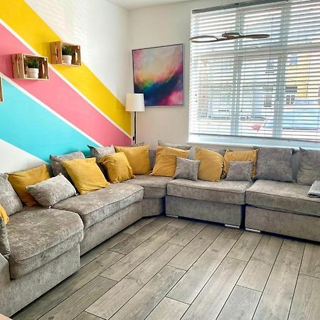 Massive New 8 Bedroom House Sleeps Up To 21 - Accepts Groups - Great Location - Free Parking - Fast Wifi - Smart Tvs - Sleeps Up To 21 People - Close To Bournemouth & Poole Town Centre & Sandbanks Exteriör bild