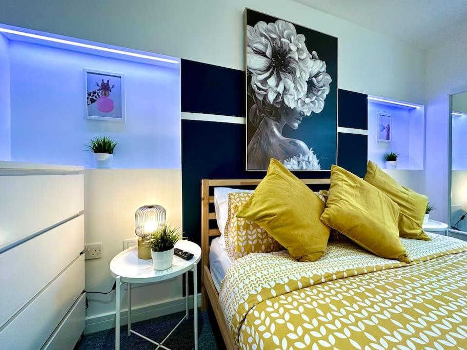 Massive New 8 Bedroom House Sleeps Up To 21 - Accepts Groups - Great Location - Free Parking - Fast Wifi - Smart Tvs - Sleeps Up To 21 People - Close To Bournemouth & Poole Town Centre & Sandbanks Exteriör bild