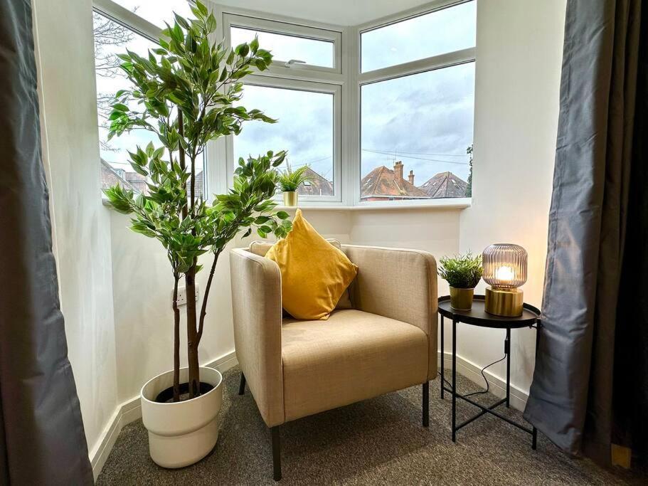 Massive New 8 Bedroom House Sleeps Up To 21 - Accepts Groups - Great Location - Free Parking - Fast Wifi - Smart Tvs - Sleeps Up To 21 People - Close To Bournemouth & Poole Town Centre & Sandbanks Exteriör bild