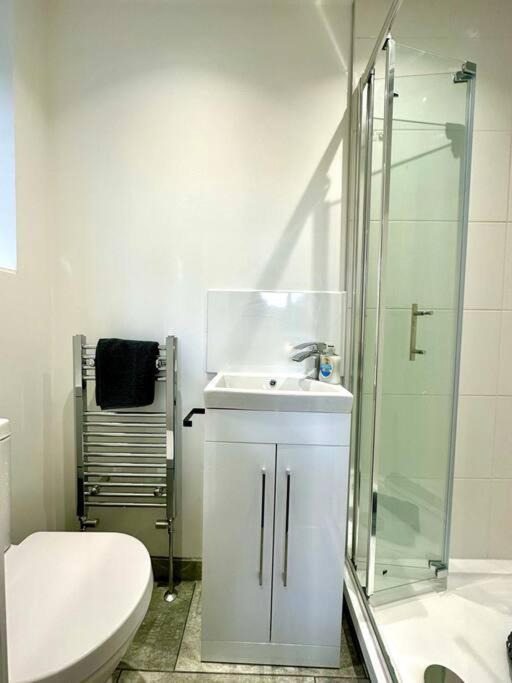 Massive New 8 Bedroom House Sleeps Up To 21 - Accepts Groups - Great Location - Free Parking - Fast Wifi - Smart Tvs - Sleeps Up To 21 People - Close To Bournemouth & Poole Town Centre & Sandbanks Exteriör bild