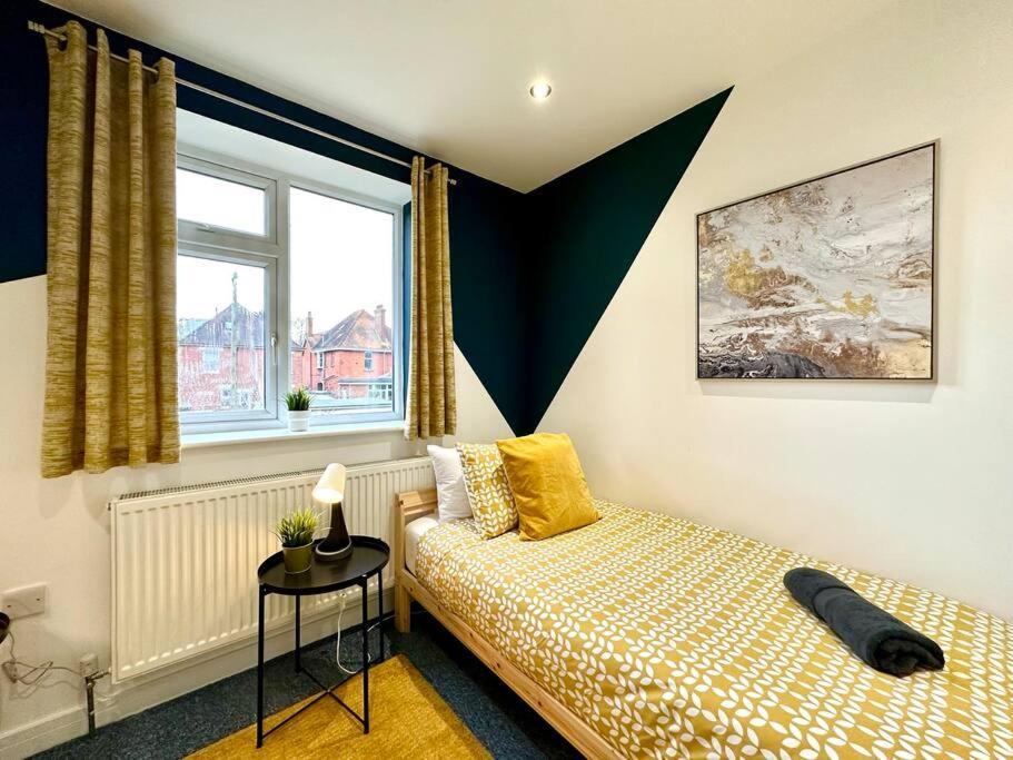 Massive New 8 Bedroom House Sleeps Up To 21 - Accepts Groups - Great Location - Free Parking - Fast Wifi - Smart Tvs - Sleeps Up To 21 People - Close To Bournemouth & Poole Town Centre & Sandbanks Exteriör bild