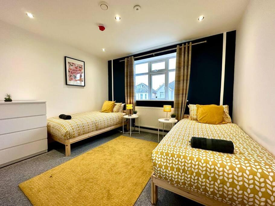 Massive New 8 Bedroom House Sleeps Up To 21 - Accepts Groups - Great Location - Free Parking - Fast Wifi - Smart Tvs - Sleeps Up To 21 People - Close To Bournemouth & Poole Town Centre & Sandbanks Exteriör bild