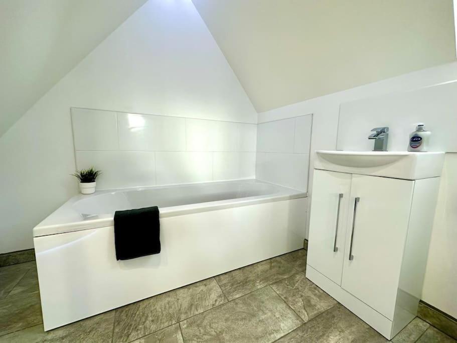 Massive New 8 Bedroom House Sleeps Up To 21 - Accepts Groups - Great Location - Free Parking - Fast Wifi - Smart Tvs - Sleeps Up To 21 People - Close To Bournemouth & Poole Town Centre & Sandbanks Exteriör bild