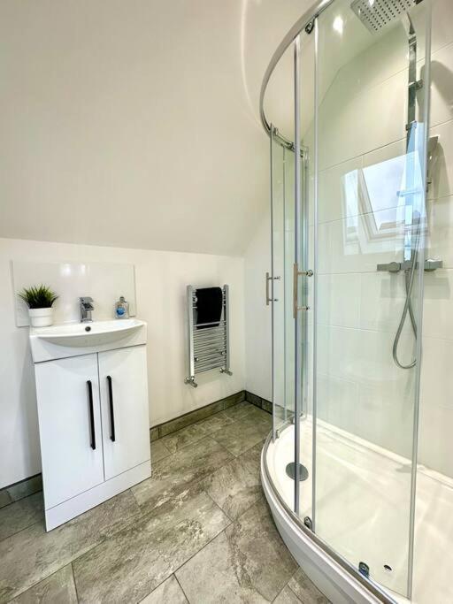 Massive New 8 Bedroom House Sleeps Up To 21 - Accepts Groups - Great Location - Free Parking - Fast Wifi - Smart Tvs - Sleeps Up To 21 People - Close To Bournemouth & Poole Town Centre & Sandbanks Exteriör bild