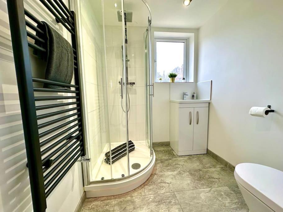 Massive New 8 Bedroom House Sleeps Up To 21 - Accepts Groups - Great Location - Free Parking - Fast Wifi - Smart Tvs - Sleeps Up To 21 People - Close To Bournemouth & Poole Town Centre & Sandbanks Exteriör bild