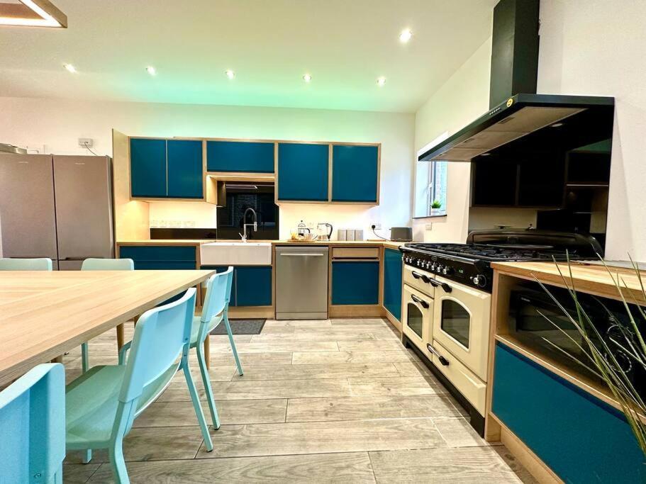 Massive New 8 Bedroom House Sleeps Up To 21 - Accepts Groups - Great Location - Free Parking - Fast Wifi - Smart Tvs - Sleeps Up To 21 People - Close To Bournemouth & Poole Town Centre & Sandbanks Exteriör bild