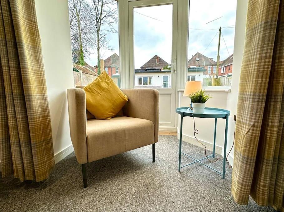Massive New 8 Bedroom House Sleeps Up To 21 - Accepts Groups - Great Location - Free Parking - Fast Wifi - Smart Tvs - Sleeps Up To 21 People - Close To Bournemouth & Poole Town Centre & Sandbanks Exteriör bild