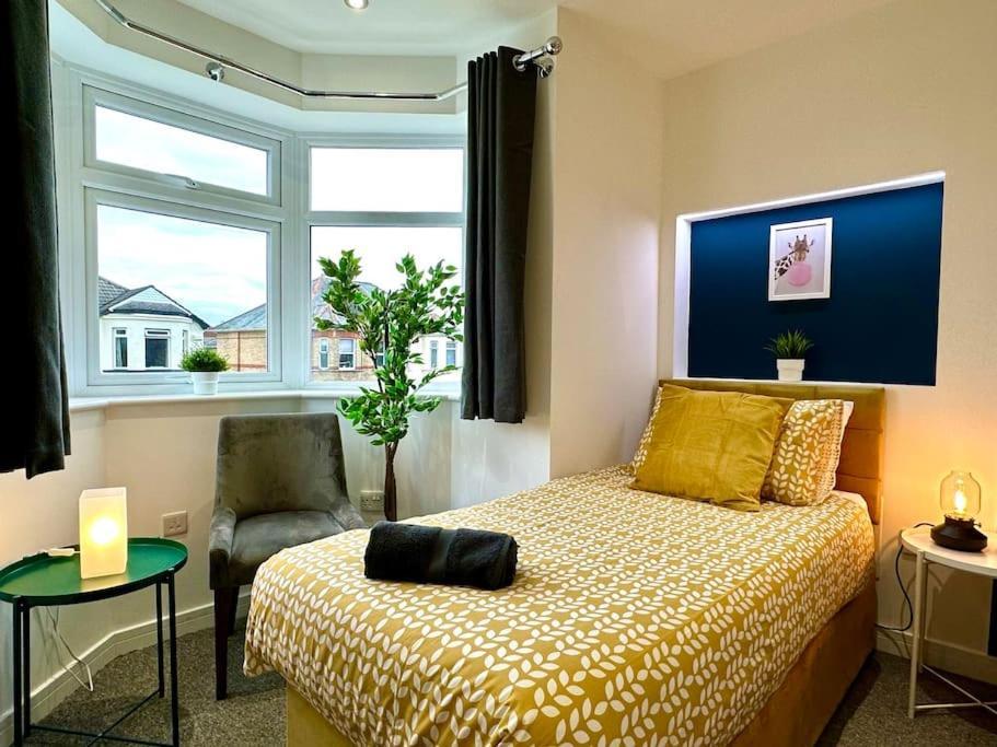 Massive New 8 Bedroom House Sleeps Up To 21 - Accepts Groups - Great Location - Free Parking - Fast Wifi - Smart Tvs - Sleeps Up To 21 People - Close To Bournemouth & Poole Town Centre & Sandbanks Exteriör bild