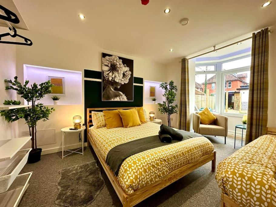 Massive New 8 Bedroom House Sleeps Up To 21 - Accepts Groups - Great Location - Free Parking - Fast Wifi - Smart Tvs - Sleeps Up To 21 People - Close To Bournemouth & Poole Town Centre & Sandbanks Exteriör bild
