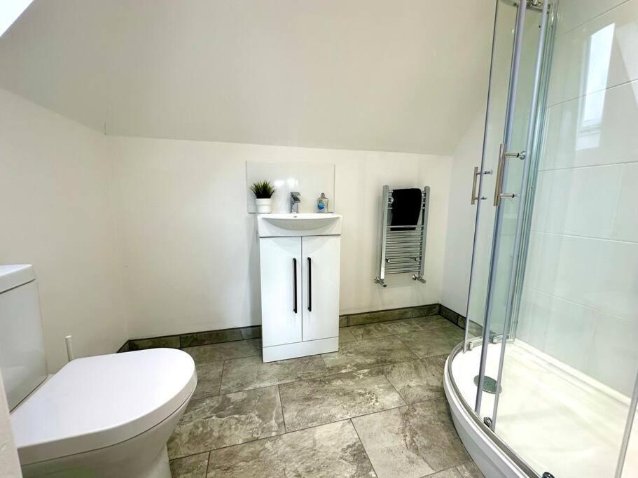 Massive New 8 Bedroom House Sleeps Up To 21 - Accepts Groups - Great Location - Free Parking - Fast Wifi - Smart Tvs - Sleeps Up To 21 People - Close To Bournemouth & Poole Town Centre & Sandbanks Exteriör bild
