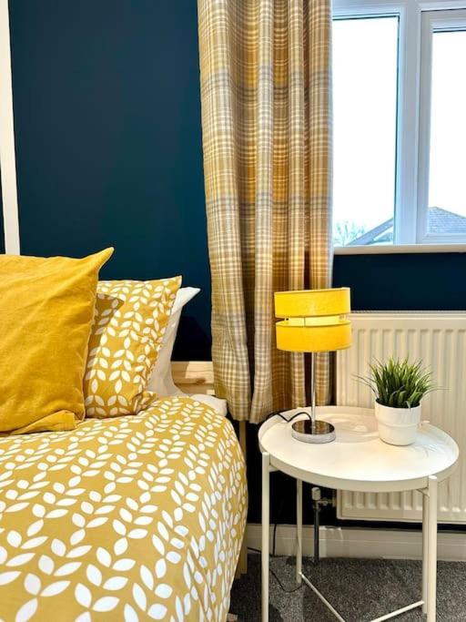 Massive New 8 Bedroom House Sleeps Up To 21 - Accepts Groups - Great Location - Free Parking - Fast Wifi - Smart Tvs - Sleeps Up To 21 People - Close To Bournemouth & Poole Town Centre & Sandbanks Exteriör bild