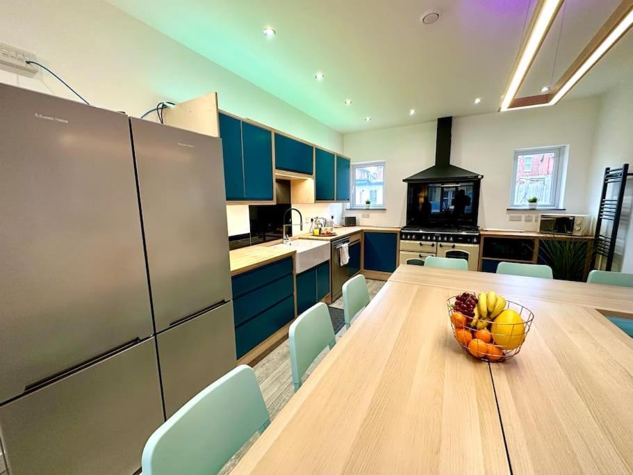 Massive New 8 Bedroom House Sleeps Up To 21 - Accepts Groups - Great Location - Free Parking - Fast Wifi - Smart Tvs - Sleeps Up To 21 People - Close To Bournemouth & Poole Town Centre & Sandbanks Exteriör bild