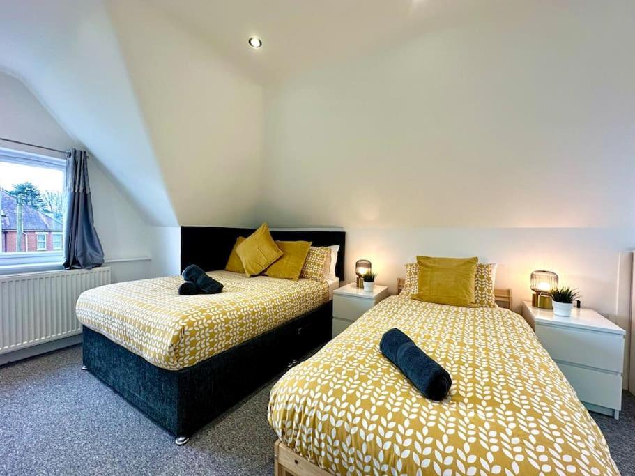Massive New 8 Bedroom House Sleeps Up To 21 - Accepts Groups - Great Location - Free Parking - Fast Wifi - Smart Tvs - Sleeps Up To 21 People - Close To Bournemouth & Poole Town Centre & Sandbanks Exteriör bild