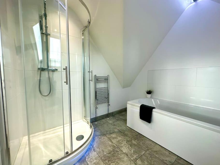 Massive New 8 Bedroom House Sleeps Up To 21 - Accepts Groups - Great Location - Free Parking - Fast Wifi - Smart Tvs - Sleeps Up To 21 People - Close To Bournemouth & Poole Town Centre & Sandbanks Exteriör bild