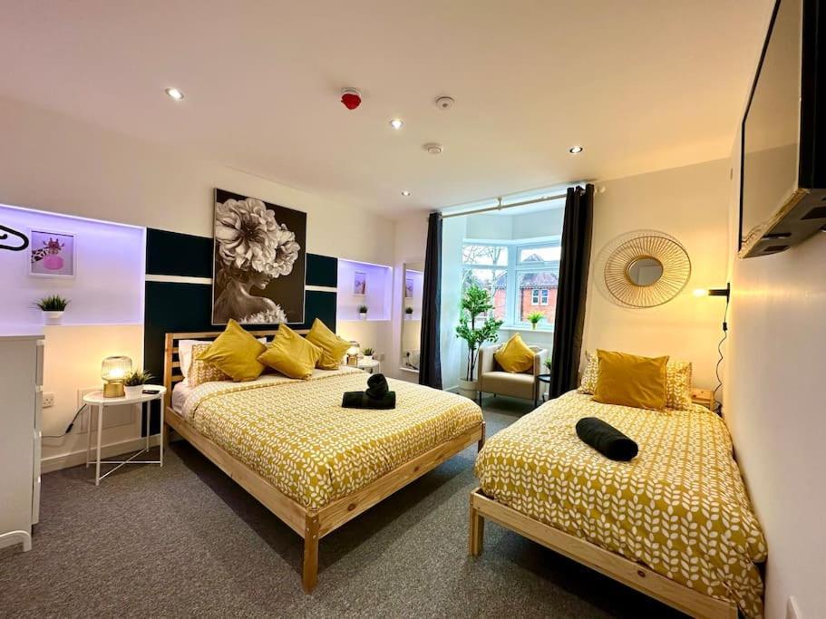 Massive New 8 Bedroom House Sleeps Up To 21 - Accepts Groups - Great Location - Free Parking - Fast Wifi - Smart Tvs - Sleeps Up To 21 People - Close To Bournemouth & Poole Town Centre & Sandbanks Exteriör bild