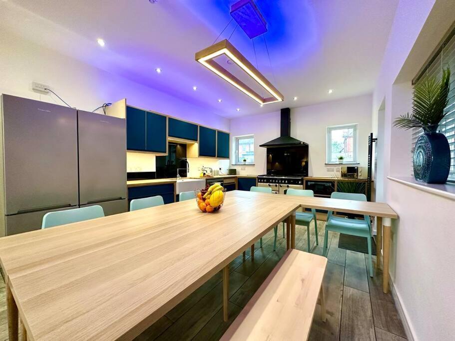 Massive New 8 Bedroom House Sleeps Up To 21 - Accepts Groups - Great Location - Free Parking - Fast Wifi - Smart Tvs - Sleeps Up To 21 People - Close To Bournemouth & Poole Town Centre & Sandbanks Exteriör bild