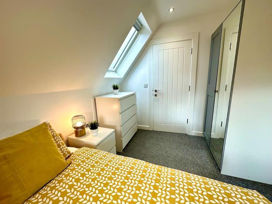 Massive New 8 Bedroom House Sleeps Up To 21 - Accepts Groups - Great Location - Free Parking - Fast Wifi - Smart Tvs - Sleeps Up To 21 People - Close To Bournemouth & Poole Town Centre & Sandbanks Exteriör bild