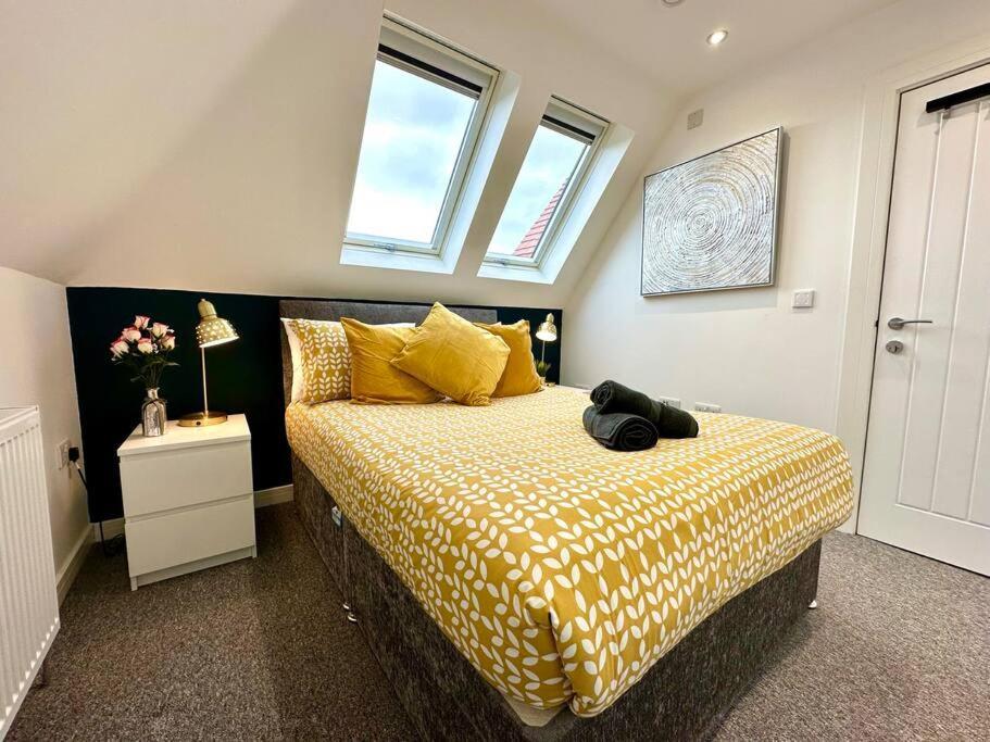 Massive New 8 Bedroom House Sleeps Up To 21 - Accepts Groups - Great Location - Free Parking - Fast Wifi - Smart Tvs - Sleeps Up To 21 People - Close To Bournemouth & Poole Town Centre & Sandbanks Exteriör bild