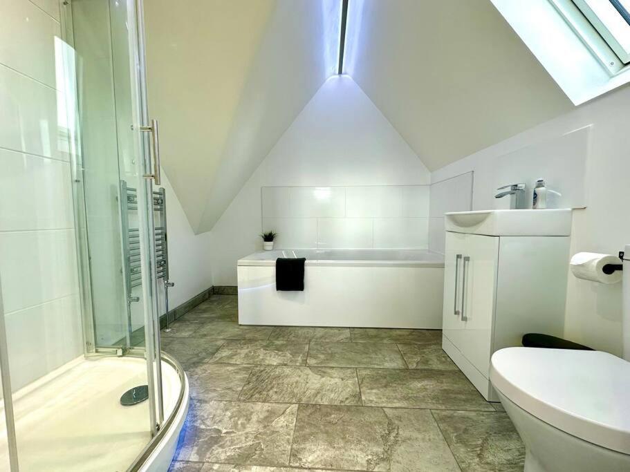 Massive New 8 Bedroom House Sleeps Up To 21 - Accepts Groups - Great Location - Free Parking - Fast Wifi - Smart Tvs - Sleeps Up To 21 People - Close To Bournemouth & Poole Town Centre & Sandbanks Exteriör bild