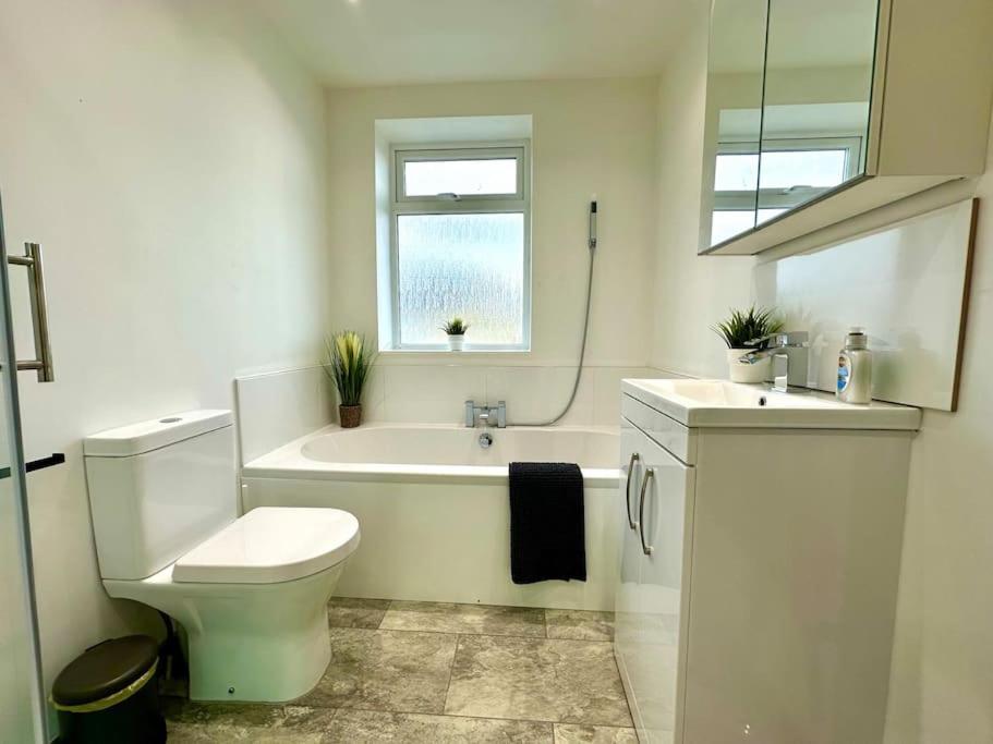 Massive New 8 Bedroom House Sleeps Up To 21 - Accepts Groups - Great Location - Free Parking - Fast Wifi - Smart Tvs - Sleeps Up To 21 People - Close To Bournemouth & Poole Town Centre & Sandbanks Exteriör bild