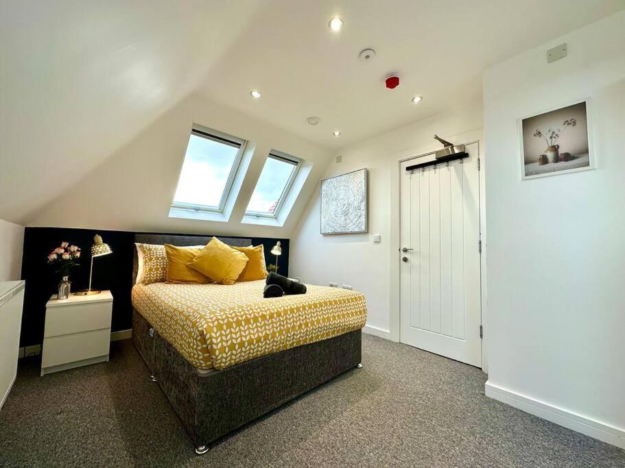 Massive New 8 Bedroom House Sleeps Up To 21 - Accepts Groups - Great Location - Free Parking - Fast Wifi - Smart Tvs - Sleeps Up To 21 People - Close To Bournemouth & Poole Town Centre & Sandbanks Exteriör bild