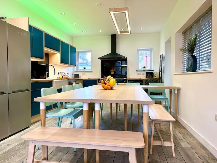 Massive New 8 Bedroom House Sleeps Up To 21 - Accepts Groups - Great Location - Free Parking - Fast Wifi - Smart Tvs - Sleeps Up To 21 People - Close To Bournemouth & Poole Town Centre & Sandbanks Exteriör bild