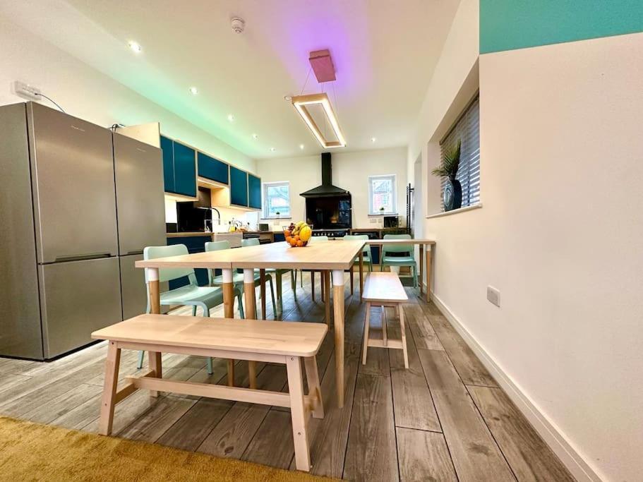 Massive New 8 Bedroom House Sleeps Up To 21 - Accepts Groups - Great Location - Free Parking - Fast Wifi - Smart Tvs - Sleeps Up To 21 People - Close To Bournemouth & Poole Town Centre & Sandbanks Exteriör bild