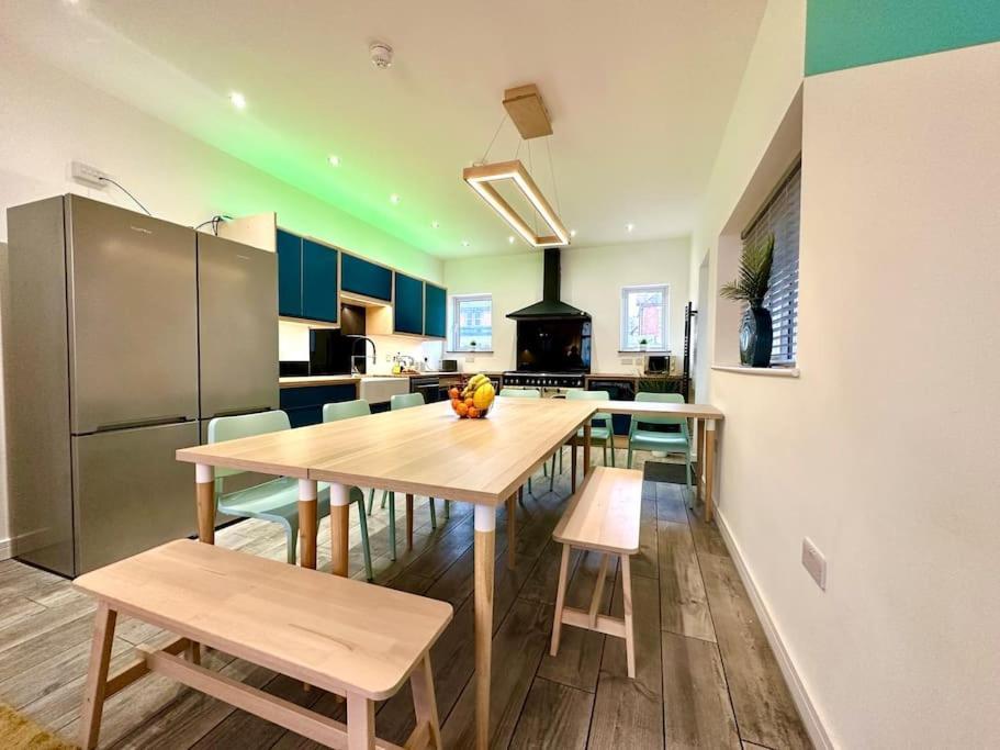 Massive New 8 Bedroom House Sleeps Up To 21 - Accepts Groups - Great Location - Free Parking - Fast Wifi - Smart Tvs - Sleeps Up To 21 People - Close To Bournemouth & Poole Town Centre & Sandbanks Exteriör bild
