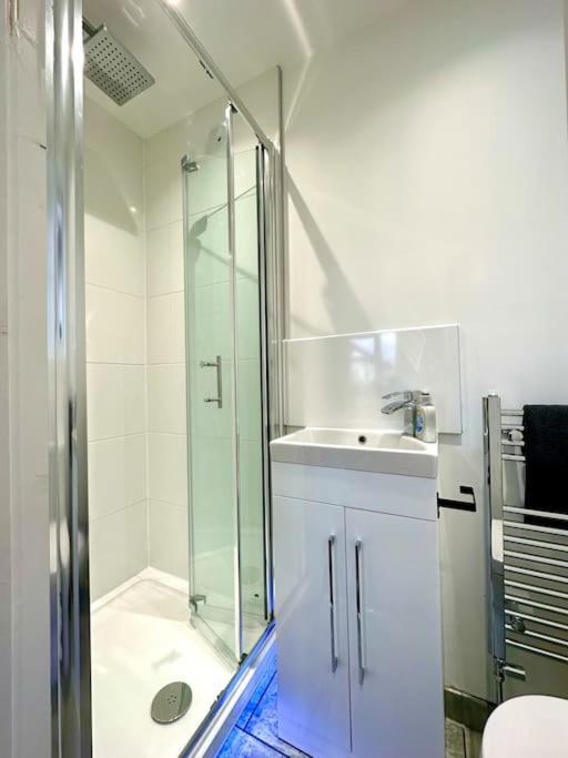 Massive New 8 Bedroom House Sleeps Up To 21 - Accepts Groups - Great Location - Free Parking - Fast Wifi - Smart Tvs - Sleeps Up To 21 People - Close To Bournemouth & Poole Town Centre & Sandbanks Exteriör bild
