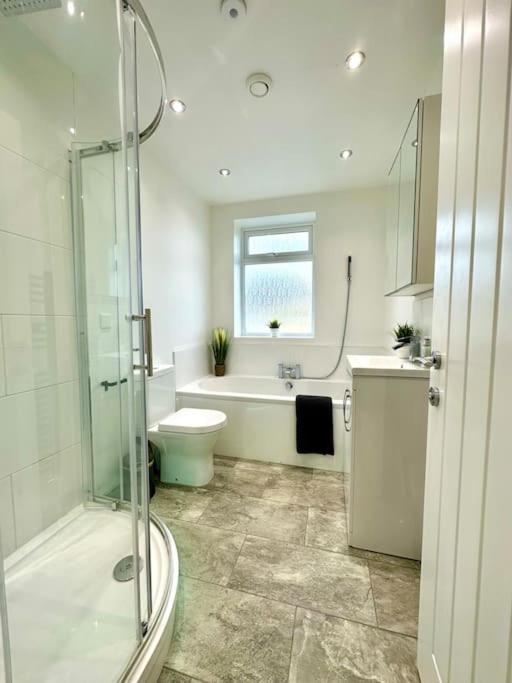 Massive New 8 Bedroom House Sleeps Up To 21 - Accepts Groups - Great Location - Free Parking - Fast Wifi - Smart Tvs - Sleeps Up To 21 People - Close To Bournemouth & Poole Town Centre & Sandbanks Exteriör bild