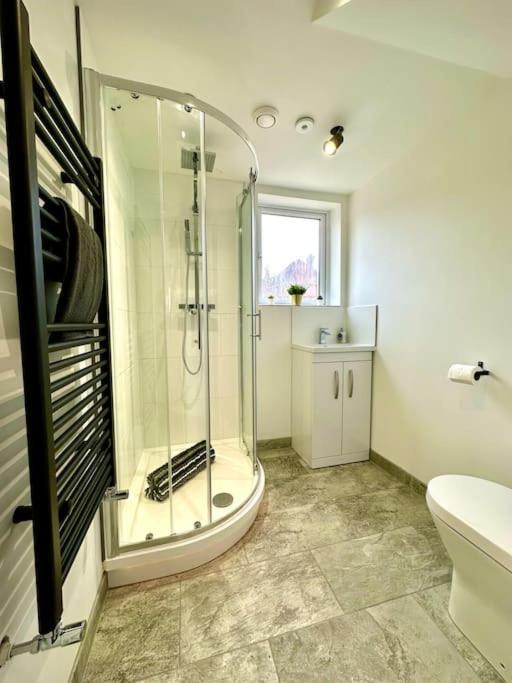 Massive New 8 Bedroom House Sleeps Up To 21 - Accepts Groups - Great Location - Free Parking - Fast Wifi - Smart Tvs - Sleeps Up To 21 People - Close To Bournemouth & Poole Town Centre & Sandbanks Exteriör bild