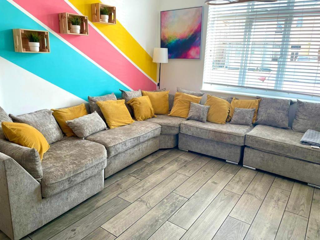 Massive New 8 Bedroom House Sleeps Up To 21 - Accepts Groups - Great Location - Free Parking - Fast Wifi - Smart Tvs - Sleeps Up To 21 People - Close To Bournemouth & Poole Town Centre & Sandbanks Exteriör bild