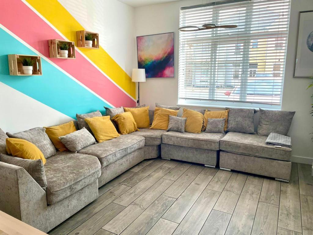 Massive New 8 Bedroom House Sleeps Up To 21 - Accepts Groups - Great Location - Free Parking - Fast Wifi - Smart Tvs - Sleeps Up To 21 People - Close To Bournemouth & Poole Town Centre & Sandbanks Exteriör bild